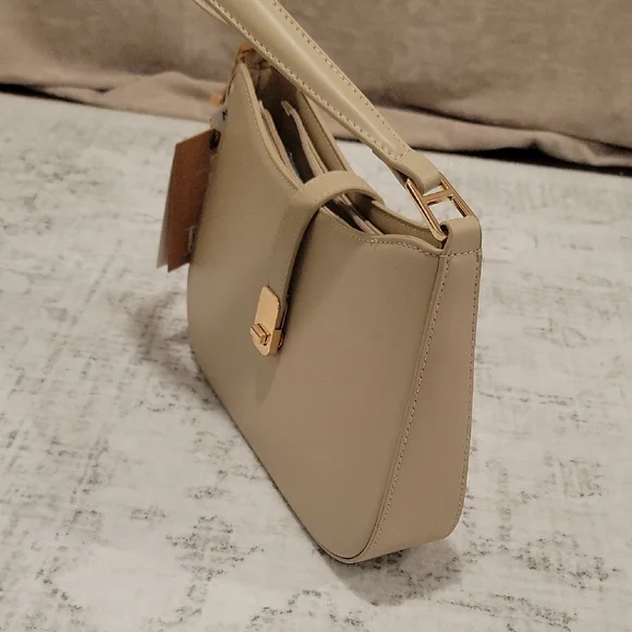 Chic Tan Shoulder Bag - Picture 9 of 15